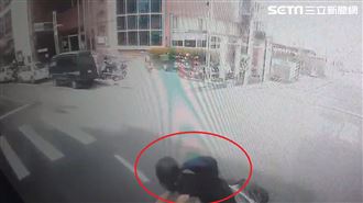 畫面曝！機車噴向大車下秒…騎士消失