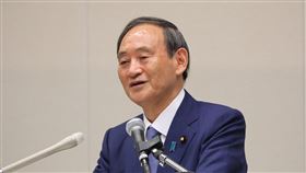 日本執政黨黨魁選舉 民調顯示菅義偉領先日本首相安倍晉三8月28日因宿疾復發而請辭，執政黨自民黨總裁（黨魁）選舉8日舉行公告，選戰開跑。圖為9月2日內閣官房長官菅義偉召開記者會宣布參選。中央社記者楊明珠東京攝 109年9月7日