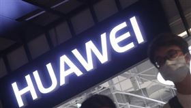 美國對華為禁令即將於15日生效，台經院研究員劉佩真分析，台灣供應鏈可望受益；但美企的反對聲浪及中國是否會展開報復、甚至波及到台廠，不可掉以輕心。（中央社檔案照片）