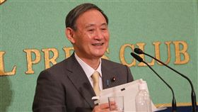 安倍接班人之爭　菅義偉可望勝出日本執政黨自由民主黨14日舉行總裁（主席）選舉，3名候選人當中，外界預估內閣官房長官菅義偉可能成為首相安倍晉三接班人。圖為菅義偉12日出席東京的一場討論會。中央社記者楊明珠東京攝　109年9月14日