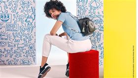 IG紅什麼／美式普普風拍照牆快閃新光A11！潮拍爽抽包（圖／翻攝自Kipling粉專）