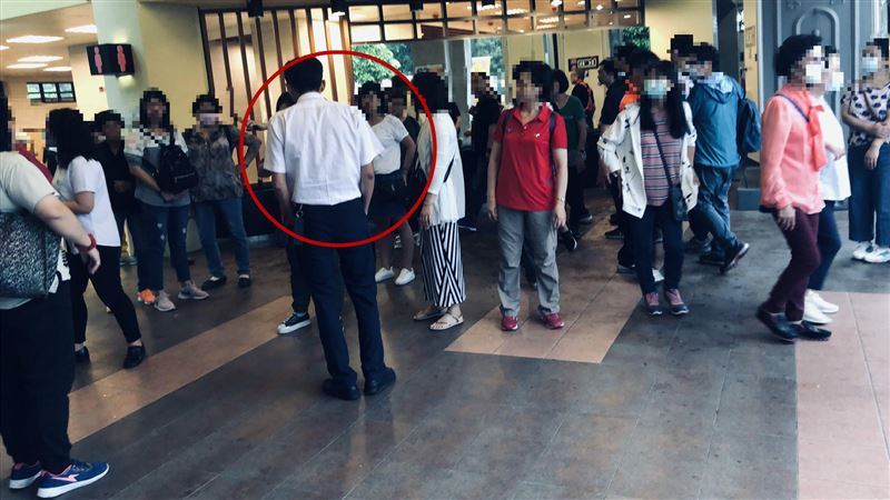 自稱是警察　酒醉男惡意逼車踹女導遊