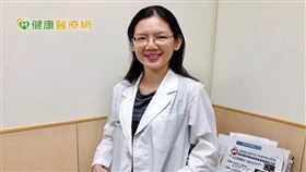 江鈞綺主任表示，中重度乾眼症患者的眼睛比一般人還要敏感，因此點人工淚液的頻率比較頻繁，建議使用不含防腐劑的人工淚液對眼睛刺激比較小。