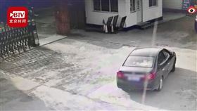 山東有大伯偷警察的車（圖／翻攝自時間視頻微博）