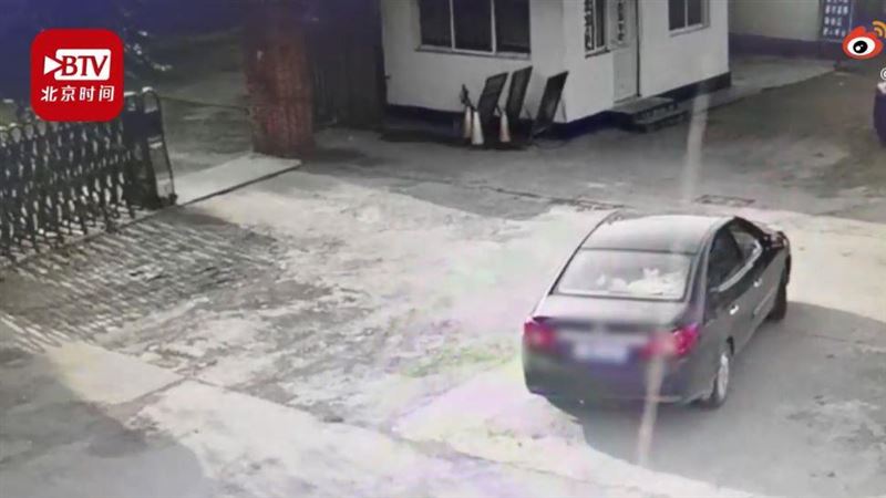笨賊偷車釀巨響　他愣：你不會開車？