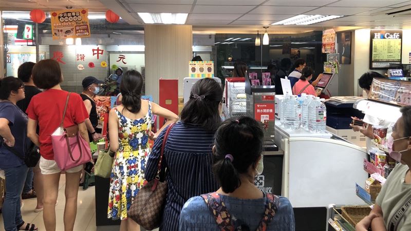萊爾富開賣曜石黑口罩　11分鐘完售