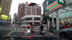 車身,遊蕩,亂闖,粗心(翻攝自 爆料公社)