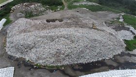 竹縣府蓋焚化爐改善掩埋場　解決垃圾危機為解決垃圾問題，新竹縣政府發包興建焚化爐，興建期間部分垃圾暫置掩埋場，導致掩埋場垃圾量攀升，縣府將進行掩埋場改善工程，解決垃圾堆置問題。圖為新豐掩埋場垃圾堆置情形。（新竹縣政府提供）中央社記者郭宣(文三)傳真　109年9月14日