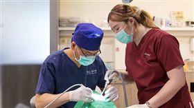 名家專用／NOW健康／蕭閎懋醫師提到，因BPS吸附性假牙的製作時程短，論功能性、舒適度和美觀程度都明顯提升，因此近期也受到不少需要全口重建的患者歡迎。(勿用)
