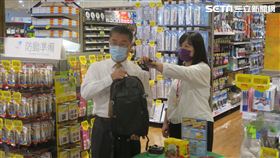 內政部長徐國勇15日上午赴大賣場訪視防災專區。（圖／記者盧素梅攝影）