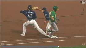 ▲水手一壘手、投手同時補位一壘。（圖／翻攝自MLB官網）