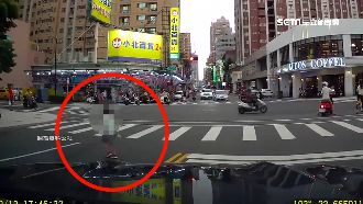 女童馬路亂闖　男「車身狂擋」神救援