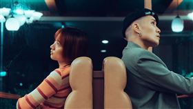 YELLOW黃宣與9m88合作《怪天氣》。（圖／否極泰來音樂提供）