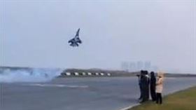 共機秀90度高難度爬升 被抓包是遙控飛機（圖／人民日報推特）