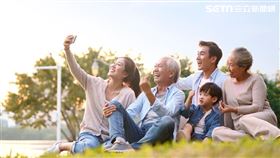 快帶爸媽去辦！台灣之星推樂齡終身吃到飽月租僅60元