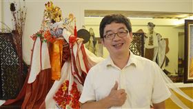 三昧堂木偶時間女神遭隔離三昧堂創意木偶團隊總監嚴仁鴻（圖）15日表示，木偶「時間女神」身上服飾展現台灣數百年歷史演進，今年登上海軍敦睦遠航訓練艦隊至帛琉展覽，返台時傳出官兵集體染疫，木偶也被隔離消毒，近日才重新展覽。中央社記者蔡智明攝  109年9月15日