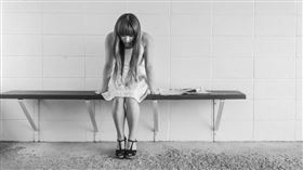 一名女網友出社會前就體會到媽媽賺錢的辛苦，國中時就靠自己打工賺錢過生活，長大後用存款買一間套房讓媽媽住，並時常送媽媽東西。不過這名網友的母親卻將她買的東西送給哥哥，甚至要她多為哥哥著想，讓她感受到十分不平，貼文一出，引發熱議。女孩,難過,傷心（圖／翻攝自Pixabay）