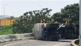台南,台68線,油槽車,翻覆,車禍（圖／翻攝爆料公社）