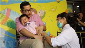 公費流感疫苗接種對象代表，由2歲堂堂現場接種流感疫苗。（圖／疾管署提供）