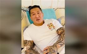 握不住啞鈴！館長「膠帶纏手」硬舉：我不會被3顆子彈打敗