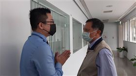 中市政風處長詹政曇出席市政會議被請回台中市政風處長詹政曇（右）上任至今遲未獲市長盧秀燕接見及布達，15日欲出席市政會議，被台中市研考會主委吳皇昇（左）婉轉請回。中央社記者郝雪卿攝　109年9月15日