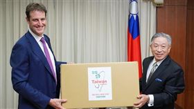 外交部政務次長田中光（右）代表我國政府捐贈澳方防疫口罩50萬枚，由澳洲辦事處代表高戈銳（Gary_Cowan）代表（左）澳方接受。(圖/外交部提供)