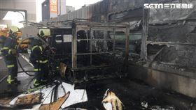 台北市環東大道一部貨車突然起火燃燒。（圖／翻攝畫面）