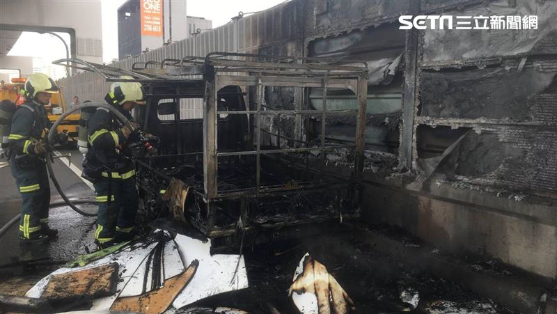 環東大道傳火燒車　3爆炸聲嚇壞路人