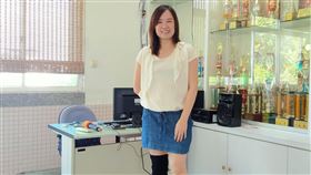 老師接業配助弱勢基隆市長樂國小老師沈雅琪（圖）時常在臉書專頁「神老師&神媽咪」分享教育理念，累積已有18萬粉絲關注，因遭人檢舉經營業配賺錢，投訴到教育部。她說，或許會有懲處，可能考績乙等，考績獎金只剩一半，如果少了新台幣3萬多元換108萬元「我覺得蠻值得」。中央社記者王朝鈺攝  109年9月15日