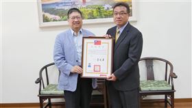 竹縣關西鎮補選議員  徐瑜新宣誓就職新竹縣第4選舉區議員缺額補選完成，縣長楊文科（左）15日頒發當選證書給議員當選人徐瑜新（右）。中央社記者郭宣(文三)攝  109年9月15日