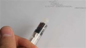 大陸,蟑螂,實驗,針筒。（圖／翻攝自強強實驗室影片）