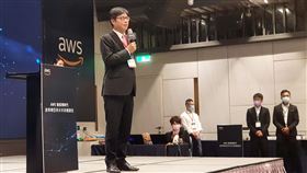 陳其邁：將設智慧城市推動委員會亞馬遜網路服務有限公司（AWS）15日舉辦後疫情時代「產業轉型與未來商機講堂」，高雄市長陳其邁（前）致詞時表示，將成立「智慧城市推動委員會」，透過跨領域合作及智慧應用，幫助高雄青年投入新創提高競爭力。中央社記者洪學廣攝  109年9月15日