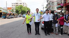 中市黎明路福雅路改善工程　立委將爭取中央補助民進黨籍立委張廖萬堅（左3）15日與同黨台中市議員林祈烽（左2）等，到台中南屯區黎明路二段與西屯區福雅路會勘，張廖萬堅指出，兩處路面改善工程計畫在積極反映下，都已提報營建署「提升道路品質計畫」，總金額達新台幣6300萬元，將爭取中央8成經費補助。（張廖萬堅服務處提供）中央社記者郝雪卿傳真　109年9月15日