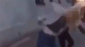 黑衣男突然朝女子頭部用力揮拳，讓她頓時失去平衡。（圖／翻攝自推特） 