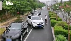 中國,停車,路邊,掃地,掃把,湖北,武漢,清潔。（圖／翻攝自沸點視頻）