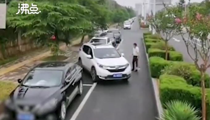 男路邊停車搞不定　掃地阿姨滑進去喬