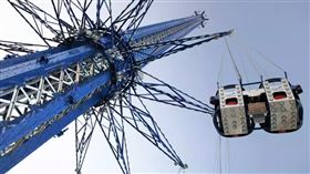 「世上最高急速鞦韆」發生工作人員在安檢時墜落的意外。（圖／翻攝自Orlando Starflyer臉書） 