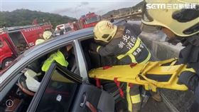 國道一號五楊高架段發生3車連環追撞車禍。（圖／翻攝畫面）