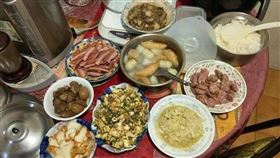 準備離鄉背井到台中　阿嬤這一桌菜讓他驚呆：家裡只有２個人(圖/翻攝自爆廢公社二館)