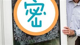 托尼在家門口貼上了徵友海報，希望有人能陪他聊聊天。（圖／翻攝自推特）