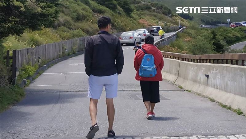 夫妻出門就牽手　不能放手原因竟是…