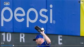 ▲藍鳥右外野手費雪（Derek Fisher）接球失誤，洋基單局打7分。（圖／翻攝自MLB官網）