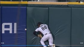 ▲白襪頂級新秀羅伯特（Luis Robert）美技沒拚到，對手跑出場內全壘打。（圖／翻攝自MLB官網）
