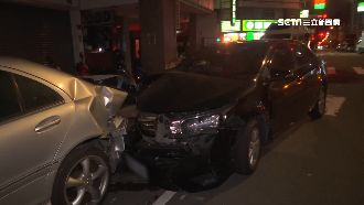 酒駕撞賓士　駕駛渾身酒氣、走路搖晃