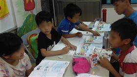 花蓮東里小學堂場地租約過期　學童被迫停課由中華民國快樂學習協會經費支持，花蓮偏鄉先後成立羅山小學堂、富里小學堂和東里小學堂，分別安排老師陪伴弱勢學童寫功課、體驗藝術課程，也供應晚餐，4年來受助學童逾40名，但近日東里小學堂因場地租約過期被收回，孩子們也被迫停課。（民眾提供）中央社記者李先鳳傳真　109年9月15日