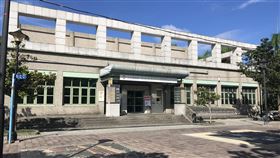 花蓮縣文化局圖書館老舊花蓮縣文化局圖書館使用逾30年，館舍、管線老舊，常需封館維修，且樓地板面積僅4200平方公尺，不符教育部頒布的「公共圖書館設立及營運標準」當中，縣級圖書館樓地板至少1萬平方公尺規定，縣府已爭取經費，擬興建新圖書館。中央社記者張祈攝　109年9月15日