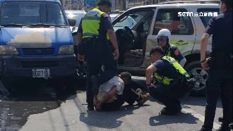 喝酒上路遇警心虛　男逃逸撞2警車