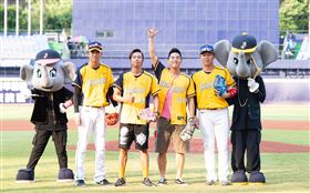 小鬼黃鴻升為中信兄弟表演。（圖／中信兄弟提供，誤刪）