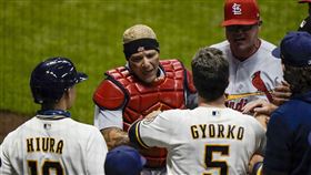 ▲聖路易紅雀資深捕手Yadier Molina被球棒揮擊到手腕後，還起身與對手吵架。（圖／美聯社／達志影像）