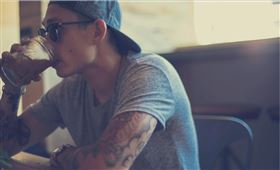 根據英國「太陽報」報導指出，一名27歲男子和朋友相約去一間牛排餐廳共進晚餐，沒想到他們的服裝不符合餐廳規定遭員工拒絕在門外，並且還對他們穿著品頭論足，男子強調先前還有跟餐廳服務生確認可否穿半正式休閒裝（smart casual），受到這樣的對待讓男子感到相當不滿，並描述自己當時就像是「二等公民」。喝咖啡,男子,刺青（圖／翻攝自Pixabay）